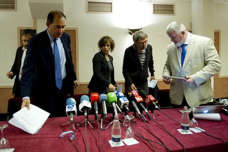 El equipo jurídico de Inés del Río durante la rueda de prensa que ha ofrecido en Donostia. (Juan Carlos RUIZ/ARGAZKI PRESS)