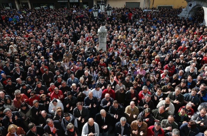 Una multitudinaria concentración ha recordado a los fallecidos en Pola de Gordón. (César/AFP)