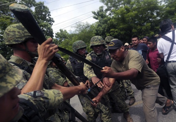 Soldados mexicanos arrebatan las armas a miembros de la CRAC-PC durante un operativo en Ayutla de los Libres, en el estado de Guerrero. (Pedro PARDO/AFP PHOTO)