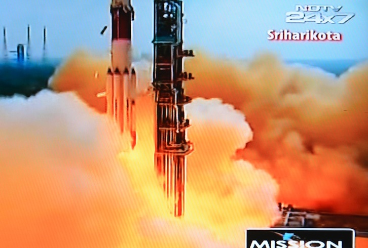 Imagen captada de la televisión del lanzamiento de la misión desde el Centro Espacial Satish Dhawan. (AFP)