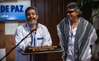 El comandante de las FARC Marcos Calarca, a la izquierda, comparece antes de entrar a la reunión de La Habana. (Yamil LAGE/AFP) 