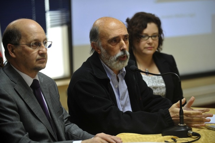 El forense vasco Paco Etxeberria ha intervenido en la presentación de los análisis de los restos de Neruda. (Héctor RETAMAL / AFP PHOTO) 