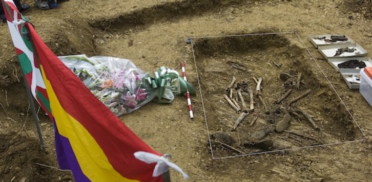 Fosa común con restos de fusilados por los franquistas durante la Guerra del 36 encontrados en Oiartzun en 2007. (Jon URBE/ARGAZKI PRESS)