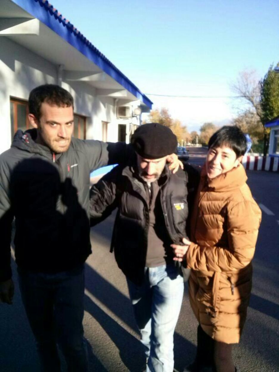 Jokin Urain, tras salir de la cárcel de Herrera de La Mancha, con su mujer y su hijo. (NAIZ.INFO)