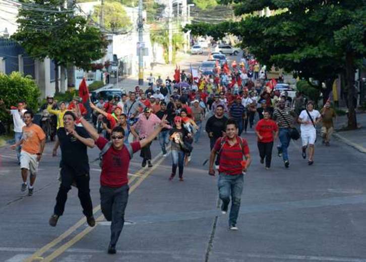 Protesta de los seguidores de Xiomara Castro en las calles de Tegucigalpa. (Orlando SIERRA/AFP PHOTO)