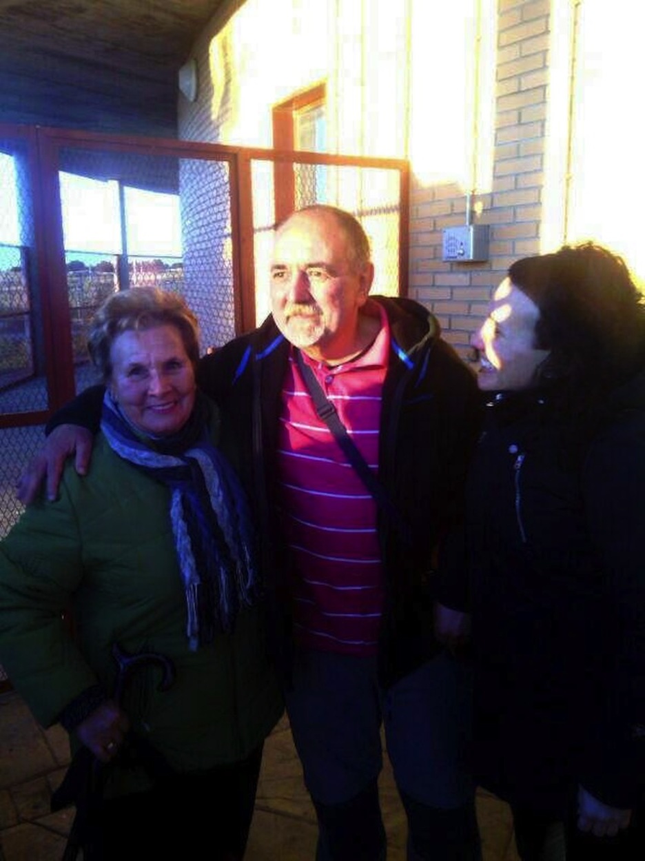 Iñaki Orotegi, con sus allegados en el exterior de Zuera. (@karkharitz)