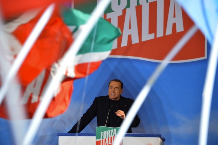 Berlusconi ha comparecido ante los simpatizantes congregados ante su domicilio. (Filippo MONTEFORTE / AFP PHOTO)  
