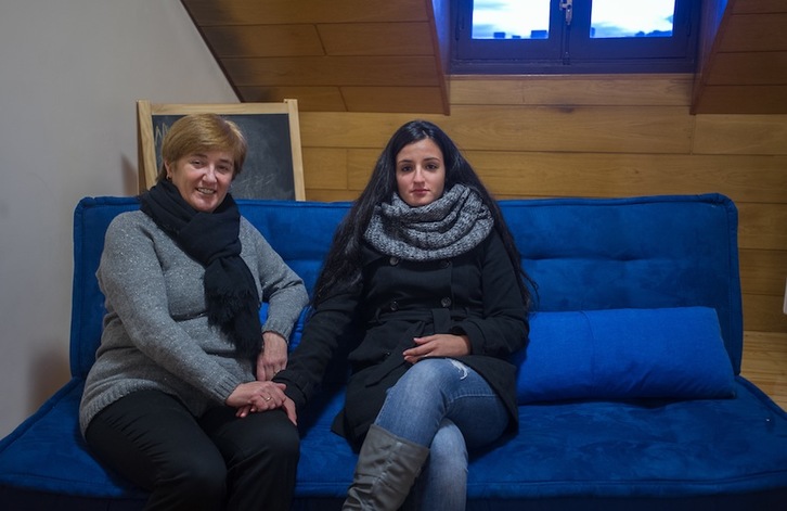 Izaskun Ugarte, presidenta de la asociación Beroa, con su hija de acogida, Begoña. (Andoni CANELLADA/ARGAZKI PRESS)