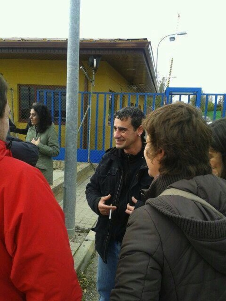 Iñaki Gonzalo conversa con sus allegados en el exterior de la cárcel de Valladolid. (@Getxotik_aske)