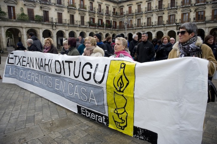 Concentración de Etxerat en el exterior del Ayuntamiento. (Raúl BOGAJO / ARGAZKI PRESS)