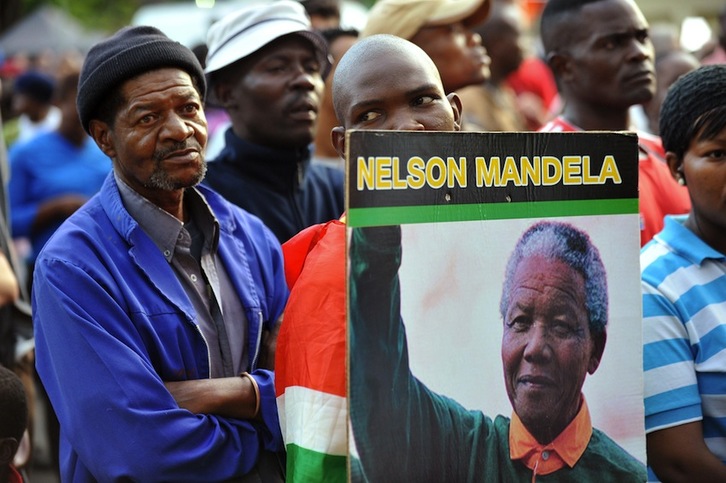 Cientos de sudafricanos se han dado cita en un acto convocado por CNA en Johannesburgo en recuerdo a Mandela. (Alexander JOE/AFP)