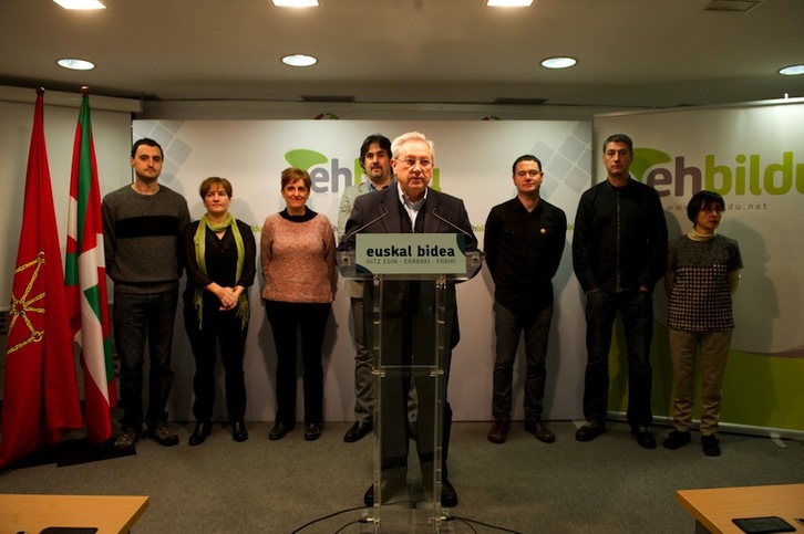 Representantes de EH Bildu, en la comparecencia de Gasteiz. (Raúl BOGAJO/ARGAZKI PRESS)