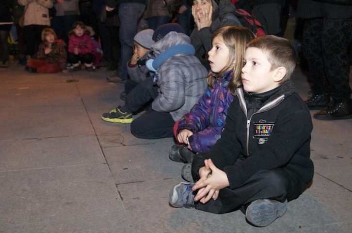 Jóvenes manifestantes asisten al acto final. (Oiartso LOS ARCOS / ARGAZKI PRESS)