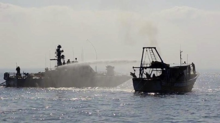 Un barco del Ejército israelí lanza chorros de agua contra pescadores palestinos. (NAIZ.INFO)