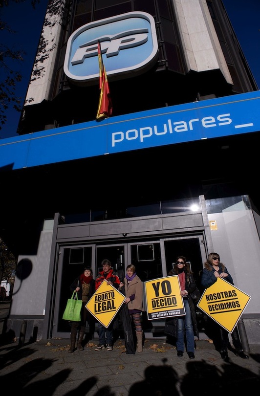 Unas mujeres reivindican su derecho a decidir ante la sede del PP en Madrid. (Dani POZO/AFP) 