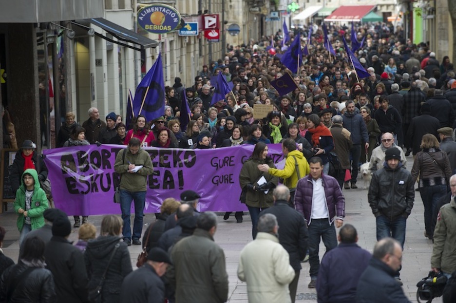 Gasteizen PPren egoitza eta Espainiako Gobernuaren ordezkaritza lotu ditu protesta manifestazioak.