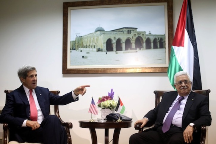 El secretario de Estado de EEUU, John Kerry, en una reunión con el presidente de la ANP, Mahmud Abbas. (Fadi AROURI/AFP PHOTO)
