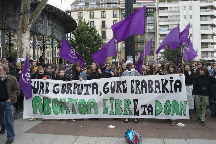 Aborto librea aldarrikatu zuten pasa den astean Donostian egindako elkarretaratzean. (Gorka RUBIO/ARGAZKI PRESS)