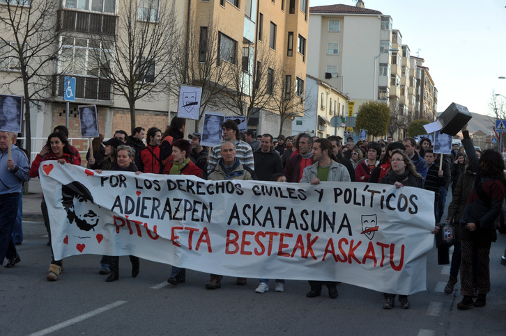 Manifestación celebrada en Noaian en 2011 para denunciar el cierre de Apurtu.org y exigir la excarcelación de Miguel Ángel «Pìtu» Llamas, que se encontraba en prisión por esa causa. (Lander. F. ARROYABE / ARGAZKI PRESS)