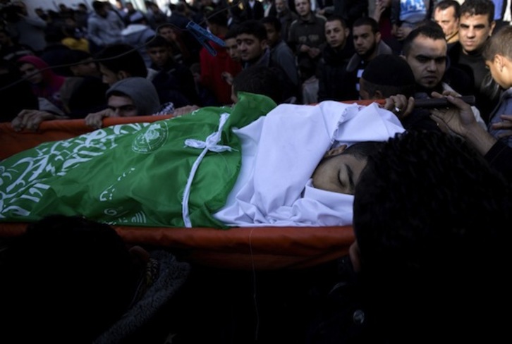Traslado del cuerpo del palestino fallecido a causa de las heridas provocadas por disparos del Ejército israelí. (Mohamed ABED/AFP PHOTO)
