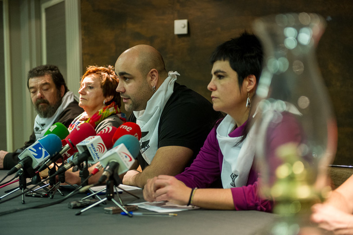 Representantes de Etxerat, en la comparecencia para hacer balance de 2013. (ARGAZKI PRESS)