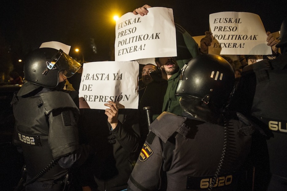 Protestas en Burlata ante la casa de Mikel Almandoz. (Jagoba MANTEROLA / ARGAZKI PRESS)