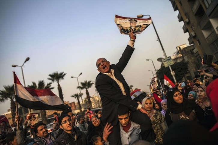Un hombre muestra una imagen del jefe del Ejército egipcio, Abdel Fatah al-Sisi. (Mahmoud KHALED/AFP PHOTO)