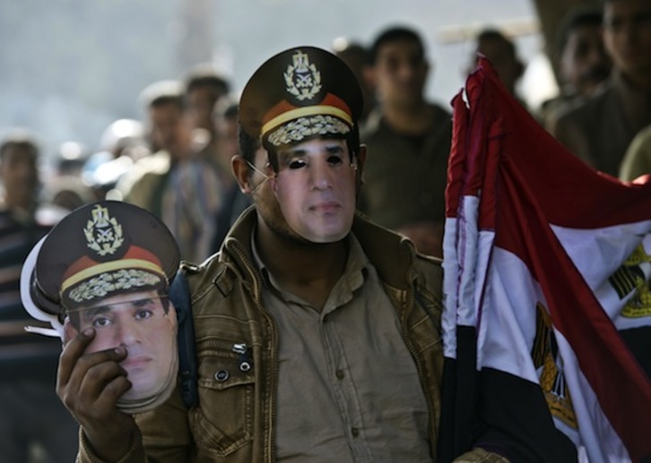 Un vendedor callejero, con caretas de Al-Sisi y banderas egipcias. (Khaled DESOUKI/AFP PHOTO)