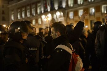 Un manifestante se encara a un policía durante la manifestación de anoche en Madrid. (Pierre-Philippe MARCOU/AFP)