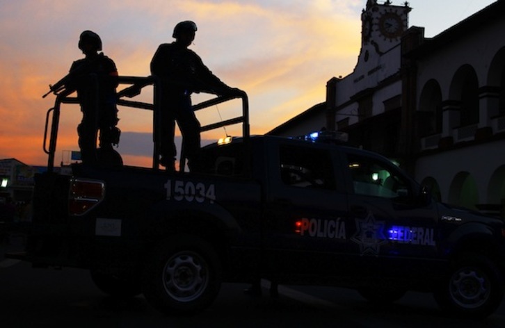 Agentes de la Policía federal, en el municipio michoacano de Apatzingán. (Héctor GUERRERO/AFP PHOTO)
