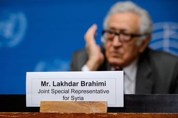 Brahimi durante la rueda de prensa posterior a las reuniones. (Fabrice COFFRINI / AFP)