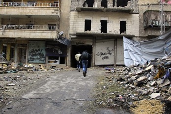 Dos personas, en la ciudad siria de Alepo. (AFP PHOTO)