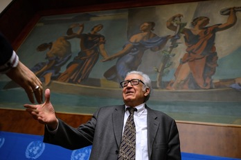 Brahimi ha atendido a los medios tras concluir la quinta jornada de negociaciones. (Fabrice COFFRINI/AFP)