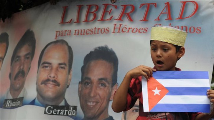 Un niño, ante un cartel que pide la libertad de «Los Cinco». (Orlando SIERRA/AFP PHOTO)