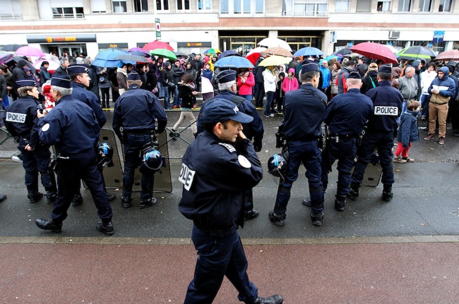 Polizia frantsesa mobilizaziora bertaratu da arrautzak jaurti ondoren. (Bob EDME)