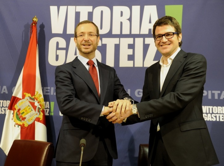 Javier Maroto y Gorka Urtaran (PNV) en enero de 2013, tras firmar el acuerdo presupuestario. (Juanan RUIZ/ARGAZKI PRESS)