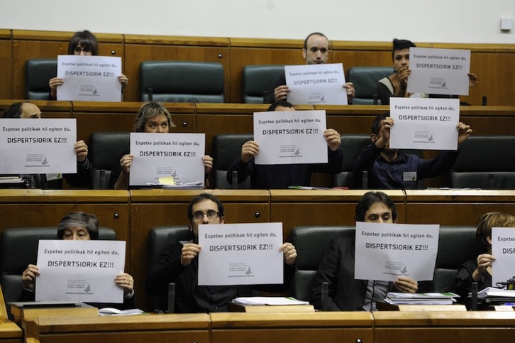 Denuncia de los parlamentarios de EH Bildu en el Parlamento de Gasteiz. (ARGAZKI PRESS)