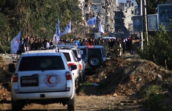 Un convoy de la ONU y la Media Luna Roja, en labores de evacuación en Homs. (Sam SKAINE/AFP PHOTO)