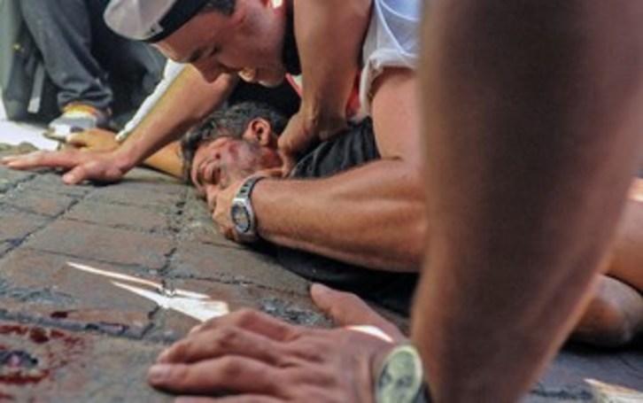 Varias personas ayudan a un manifestantes herido mortalmente durante la marcha. (Manaure QUINTERO/AFP)