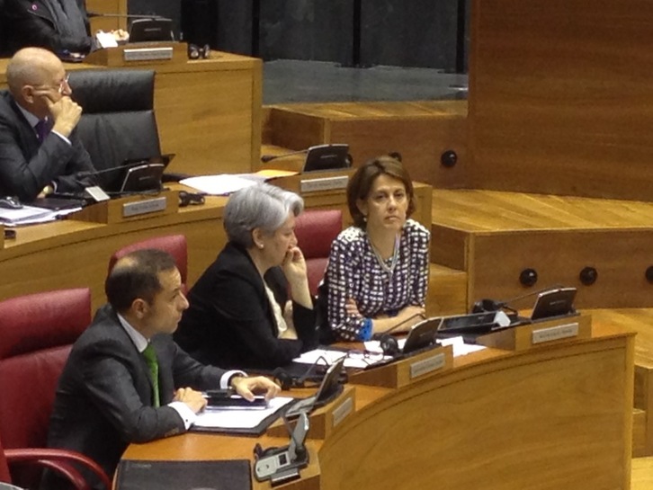 Barcina, a la derecha, junto a Lourdes Goicoechea, en la sesión parlamentaria de este jueves. (Jagoba MANTEROLA/ARGAZKI PRESS)