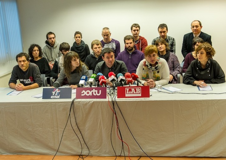 Representantes de Sortu, LAB y Ernai, durante su comparecencia. (ARGAZKI PRESS)