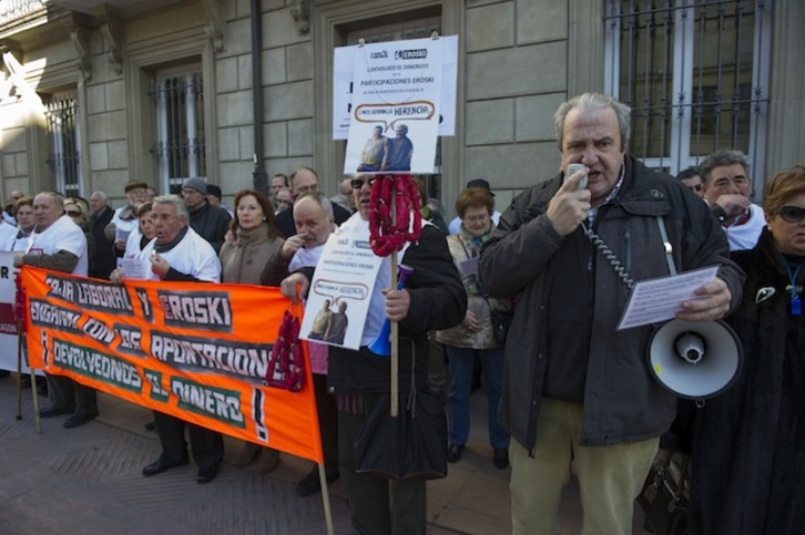 Afectados por las subordinadas financieras se han concentrado ante el Parlamento de Gasteiz. (Juanan RUIZ / ARGAZKI PRESS)