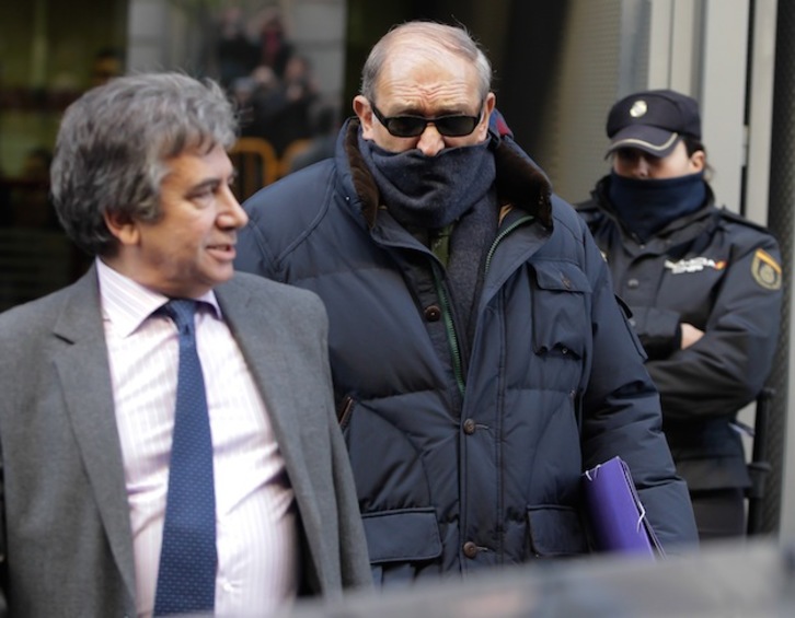 El ex guardia civil Muñecas se oculta tras una bufanda y gafas de sol. (J. DANAE / ARGAZKI PRESS)