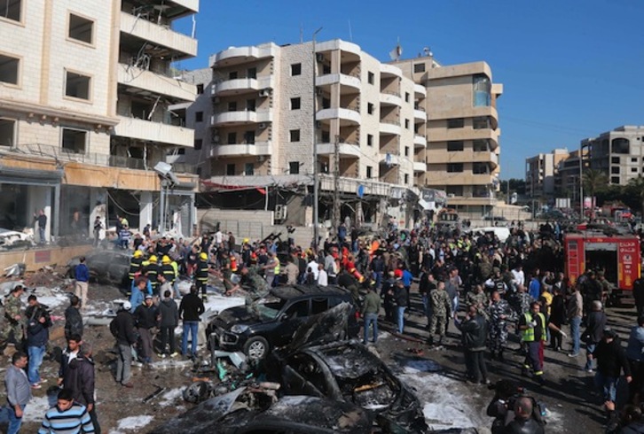 Personal de emergencias y libaneses, en el lugar de una de las explosiones. (AFP)