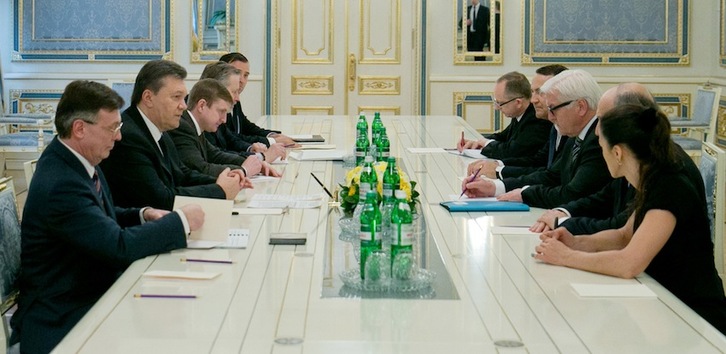 Yanukovich, durante la reunión con los ministros de Exteriores alemán, francés y polaco. (Andry MOSIENKO/AFP)