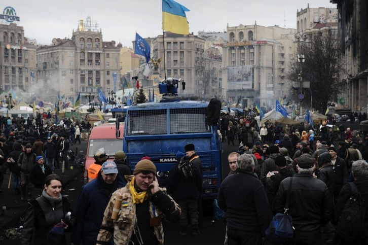 Opositores al Gobierno esta mañana, en la plaza de la Independencia de Kiev. (Louisa GOULIAMAKI/AFP) 