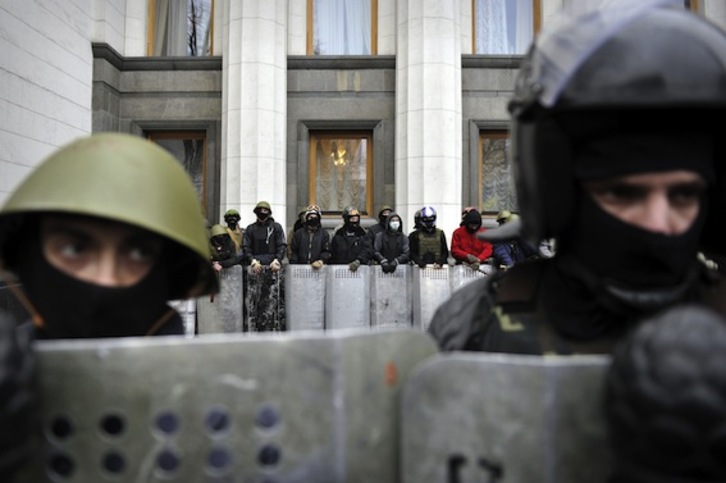 Opositores apostados frente al Parlamento de Ucrania. (Louisa GOULIAMAKI/AFP PHOTO)
