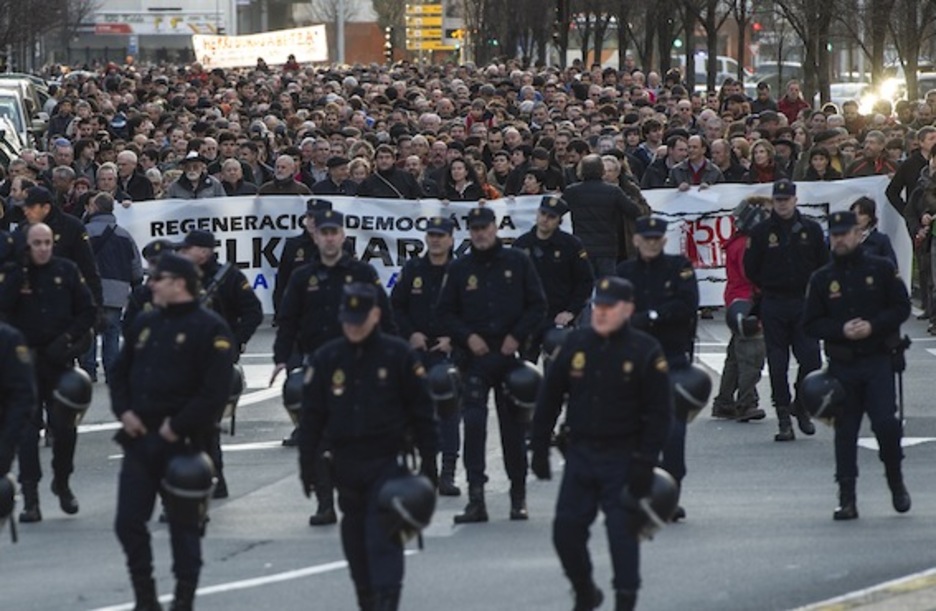 Agentes de la Policía española, por delante de la pancarta. (Jagoba MANTEROLA/ARGAZKI PRESS)