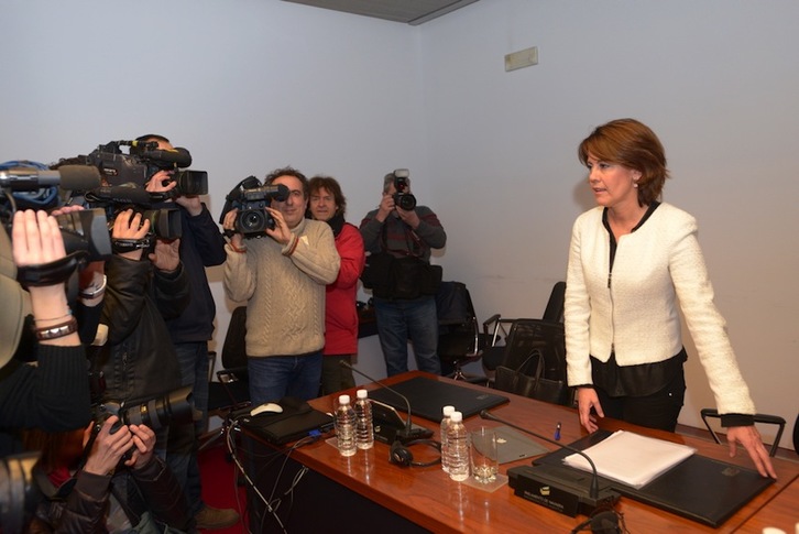 Yolanda Barcina, antes de comenzar su comparecencia ante la comisión. (Iñigo URIZ/ARGAZKI PRESS)