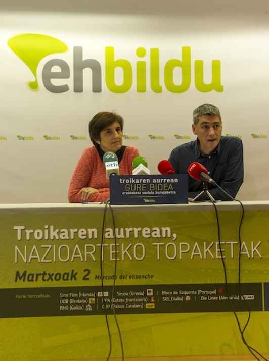 Maite Ubiria y Oskar Matute han presentado la iniciativa de EH Bildu. (Monika DEL VALLE / ARGAZKI PRESS)